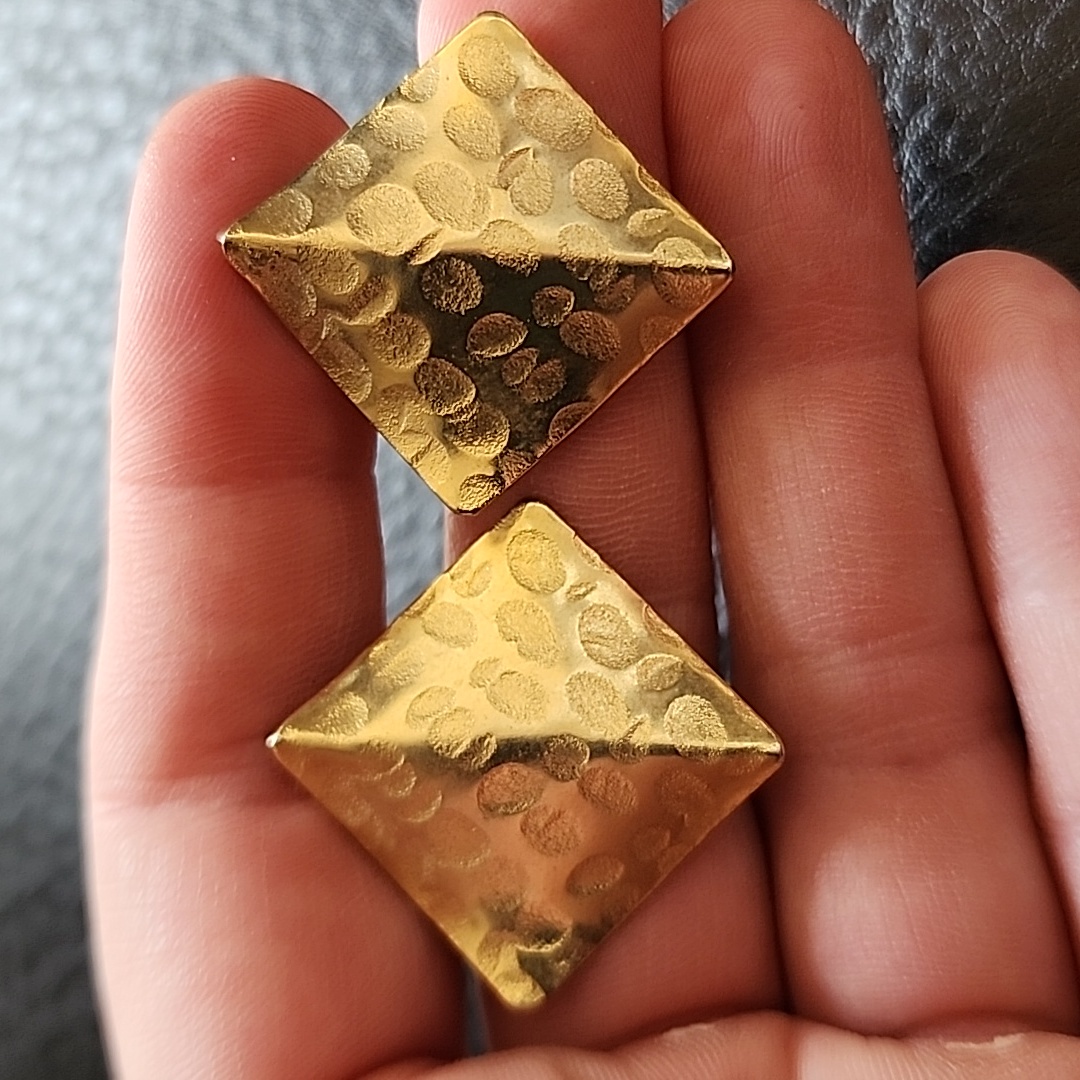 Vtg Monet Clip On Earrings 16$